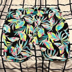 Torrid Multicolor Leaf Print Women’s Legging Shorts